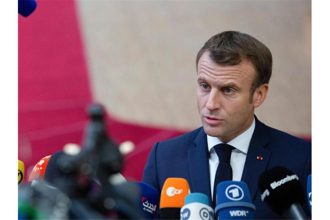 Macron nennt Nato „hirntot“ - Merkel weist Kritik zurück Frankreichs Präsident Emmanuel Macron nennt die Nato „hirntot“. Foto: Virginia Mayo/AP/dpa
