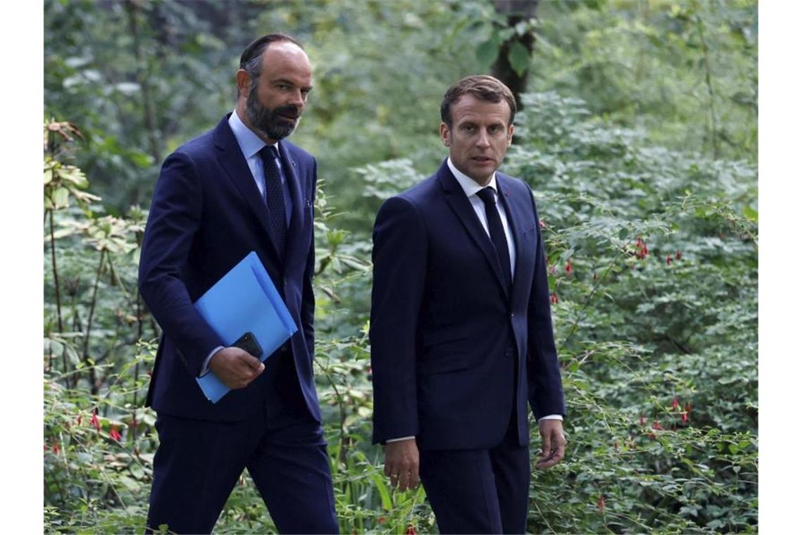 Frankreichs Präsident Emmanuel Macron (r) hat sich zu einer Volksabstimmung über Klimafragen bereit erklärt. Foto: Christian Hartmann/Pool Reuters/AP/dpa