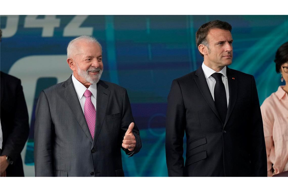 Frankreichs Präsident Emmanuel Macron (r), ist zu Besuch bei seinem brasilianischen Amtskollegen Luiz Inacio Lula da Silva.