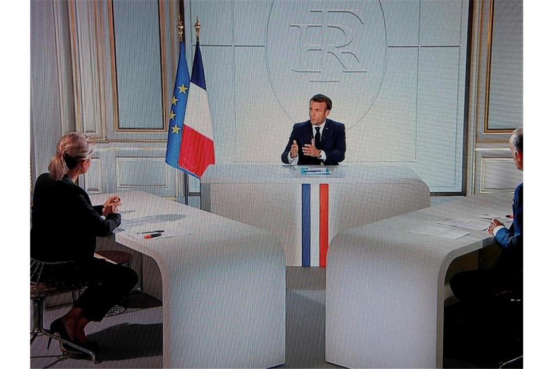 Macron verschärft Kampf gegen Corona Frankreichs Präsident, Emmanuel Macron spricht im Fernsehen über die Corona-Pandemie. Foto: Ludovic Marin/AFP/dpa