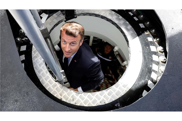 Frankreichs Präsident Emmanuel Macron steigt aus dem französischen Atom-U-Boot "Suffren". (Archivbild)