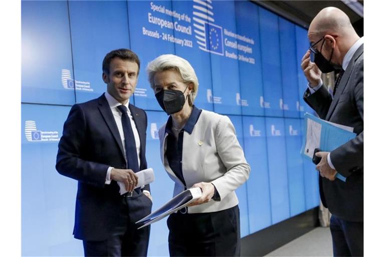 Frankreichs Präsident Emmanuel Macron, Ursula von der Leyen und Charles Michel sprechen vor dem außerordentlichen EU-Gipfel zur Ukraine in Brüssel. Foto: Olivier Hoslet/Pool EPA via AP/dpa