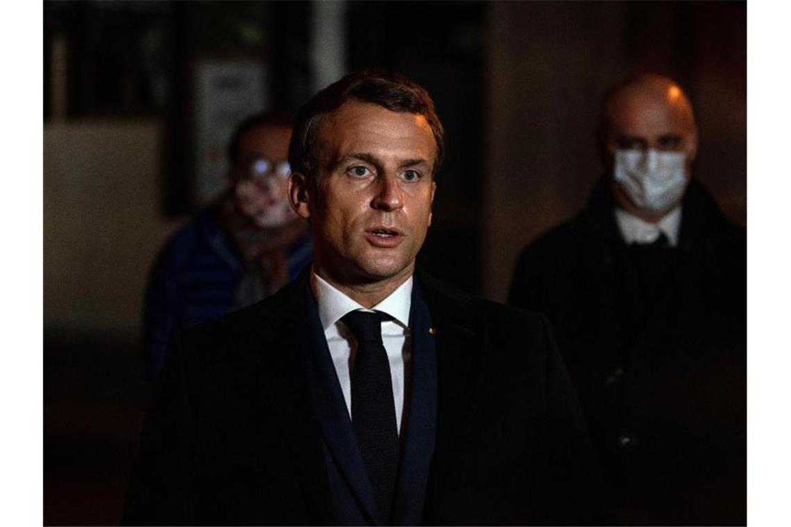 Motiv Mohammed-Karikaturen: Lehrer in Frankreich enthauptet Frankreichs Präsident Emmanuel Macron war in der Nacht an den Tatort geeilt. Foto: Abdulmonam Eassa/POOL AFP/AP/dpa