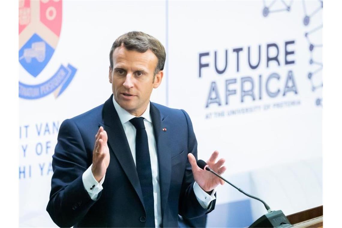 Frankreichs Präsident Emmanuel Macron will seine gemeinsamen militärischen Operationen mit Mali nach dem jüngsten Putsch zeitweise aussetzen. Foto: Christoph Soeder/dpa