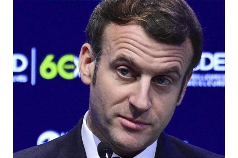 Frankreichs Präsident Emmanuel Macron will seine Arbeit von zu Hause aus fortführen. Foto: Martin Bureau/AFP POOL/AP/dpa