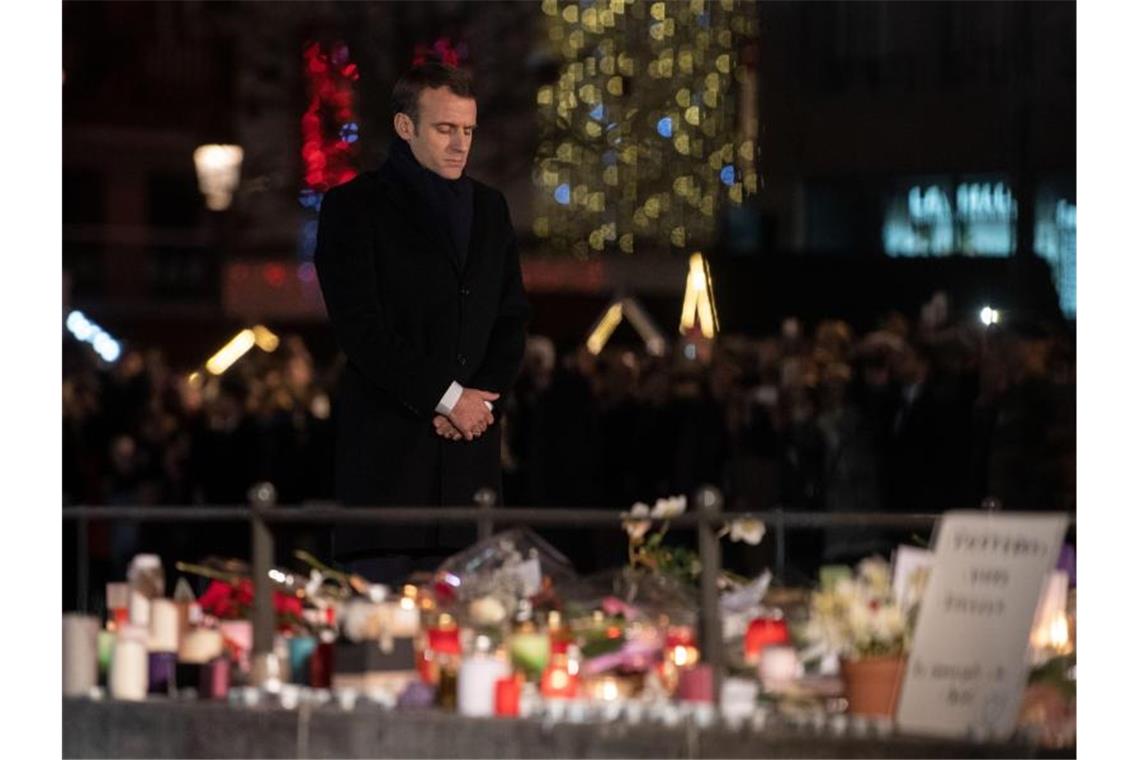 Frankreichs Präsident Macron gedenkt der Opfer des islamistisch motivierten Anschlags in Straßburg im Dezember 2018. Foto: Marijan Murat/dpa