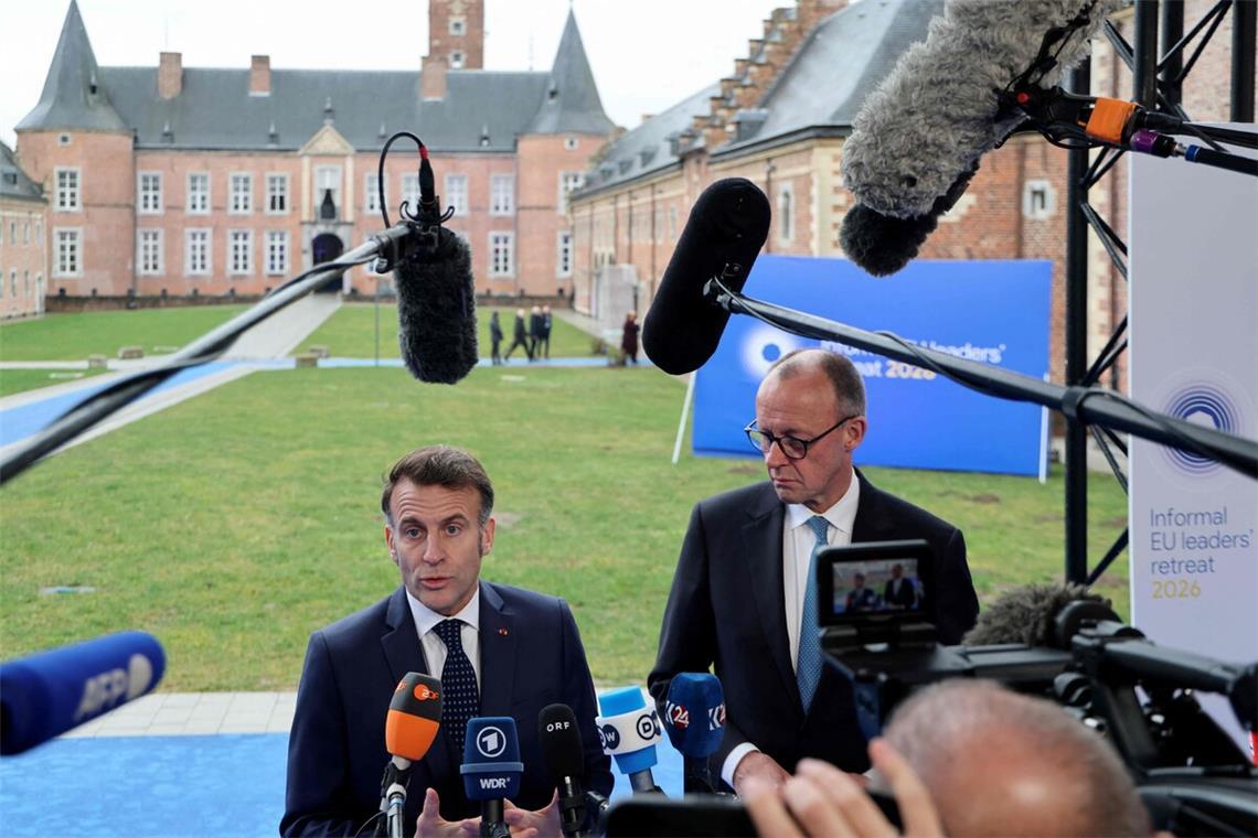 Frankreichs Präsident Macron (links) und Kanzler Merz suchen auf dem EU-Gipfel in Alden Biesen nach Wegen, die EU wieder auf Wachstumskurs zu bringen.