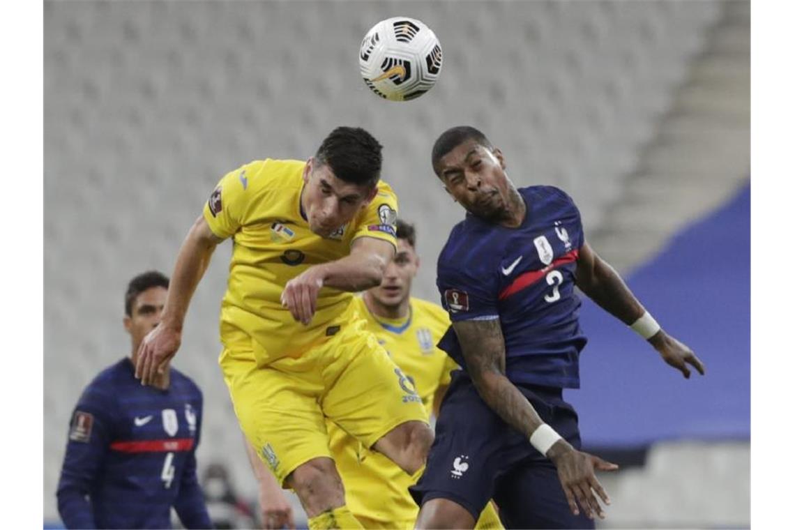 Fehlstarts für Les Bleus und Oranje - Portugal gewinnt Frankreichs Presnel Kimpembe (r) kämpft mit dem Ukrainer Ruslan Malinowskyj um den Ball. Foto: Thibault Camus/AP/dpa