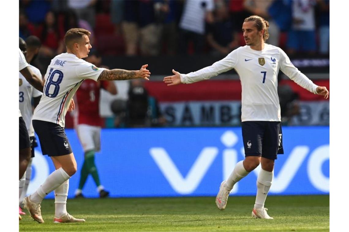 Dank Griezmann: Frankreich wendet Pleite gegen Ungarn ab Frankreichs Torschütze Antoine Griezmann (r) und Lucas Digne klatschen sich nach dem Tor zum Ausgleich ab. Foto: Robert Michael/dpa-Zentralbild/dpa