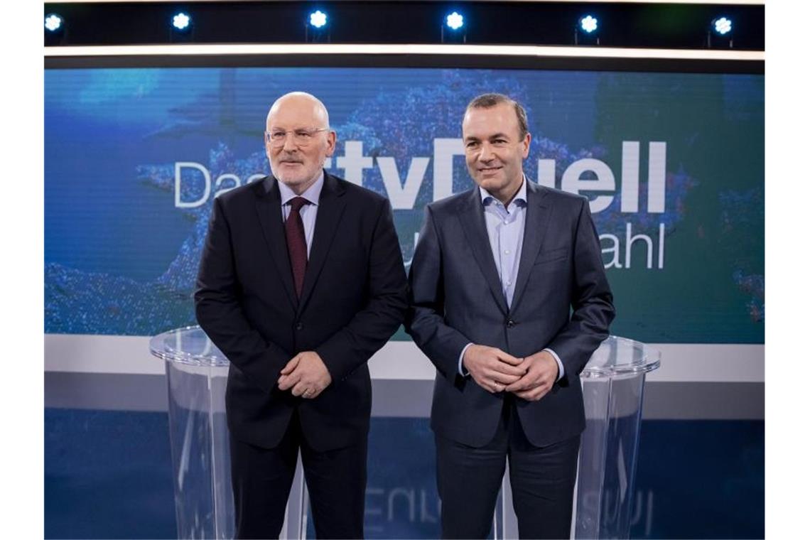 Frans Timmermans (l) und Manfred Weber stehen vor dem TV-Duell zur Europawahl für ein Foto zusammen. Foto: Christoph Soeder