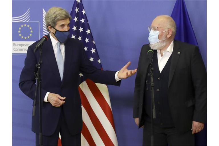 Frans Timmermans (r), EU-Kommissar für Klimaschutz, und der US-Klimabeauftragte John Kerry während einer Pressekonferenz in Brüssel. Foto: Olivier Hoslet/Pool EPA/AP/dpa