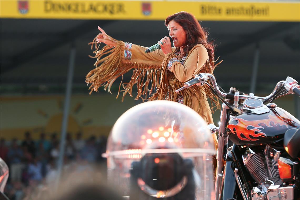 Fransenlook statt Glitzerkleid: Andrea Berg ist modisch vielseitig.