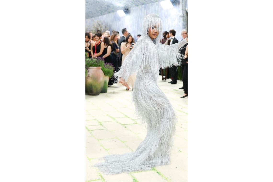 Fransig: Die Schauspielerin Teyana Taylor trug ein silbernes Tom-Ford-Kleid im Yeti-Look.
