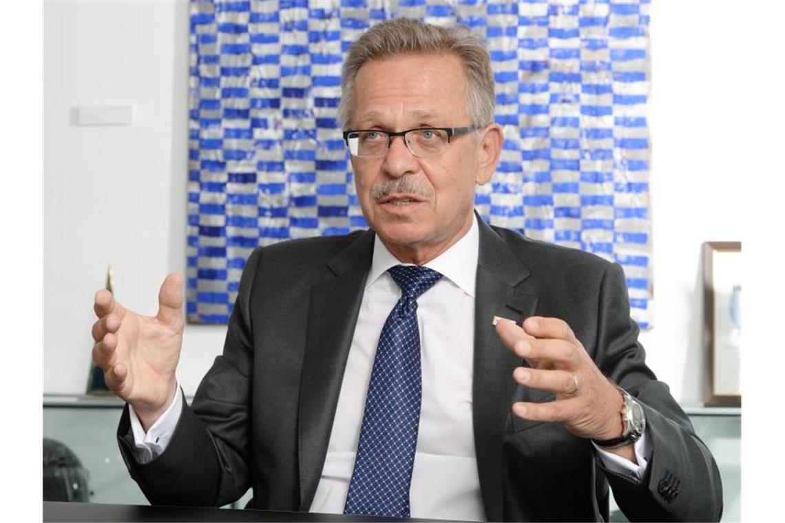 Bosch-Aufsichtsrat: Unbegründete Bevorzugung von E-Autos Franz Fehrenbach, der Aufsichtsratsvorsitzende des Technologiekonzerns Bosch, gestikuliert. Foto: picture alliance / dpa