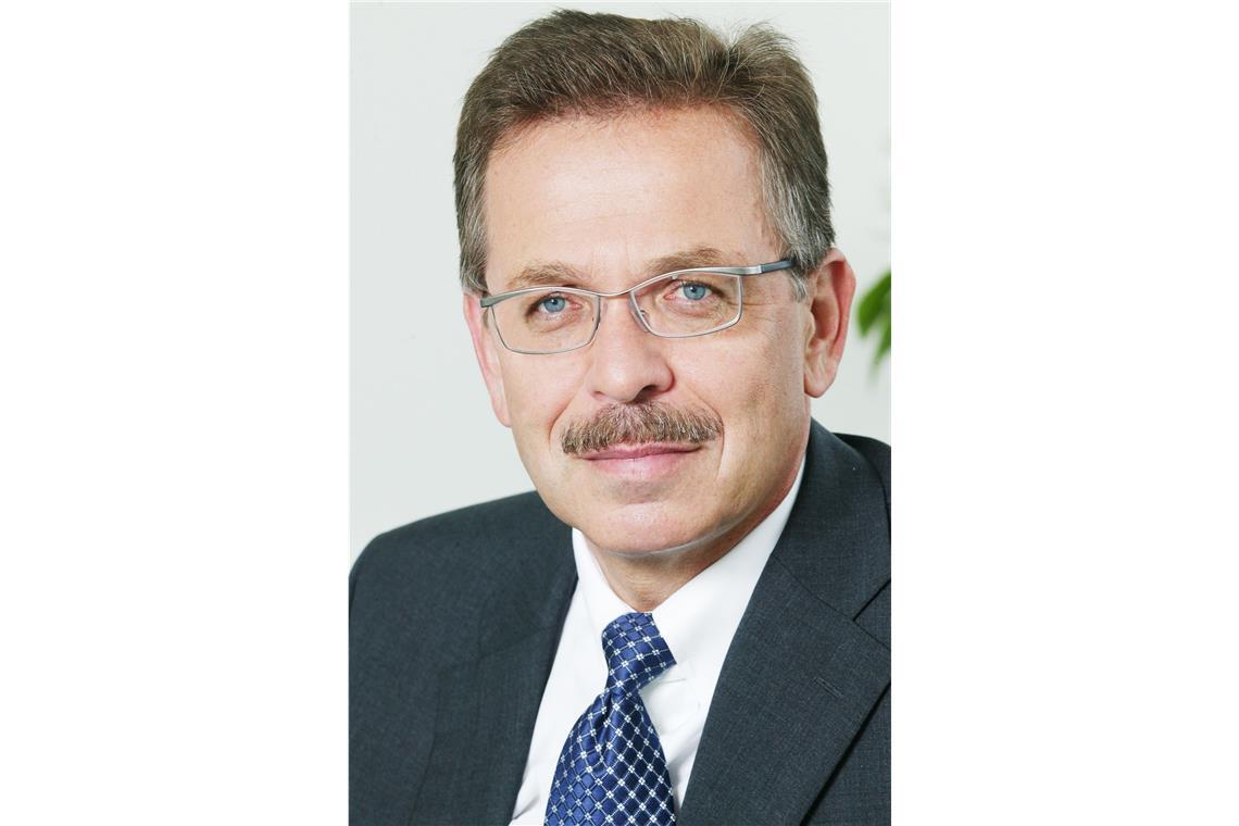Franz Fehrenbach steigt nach einem Traineeprogramm bei Bosch Schritt für Schritt im Unternehmen auf. Von 2003 an prägt er als Vorsitzender der Geschäftsführung den Konzern. Fehrenbach erklärt es zum zentralen Ziel des Unternehmens, technologische Antworten auf ökologische Fragen zu finden. Er setzt unter anderem auf Solartechnik, Wärmepumpen und Elektromobilität.