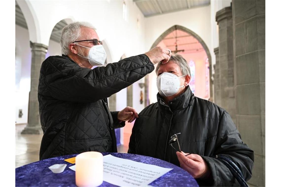 „Aschenkreuz to go“: Beginn der Fastenzeit mit Muffinformen