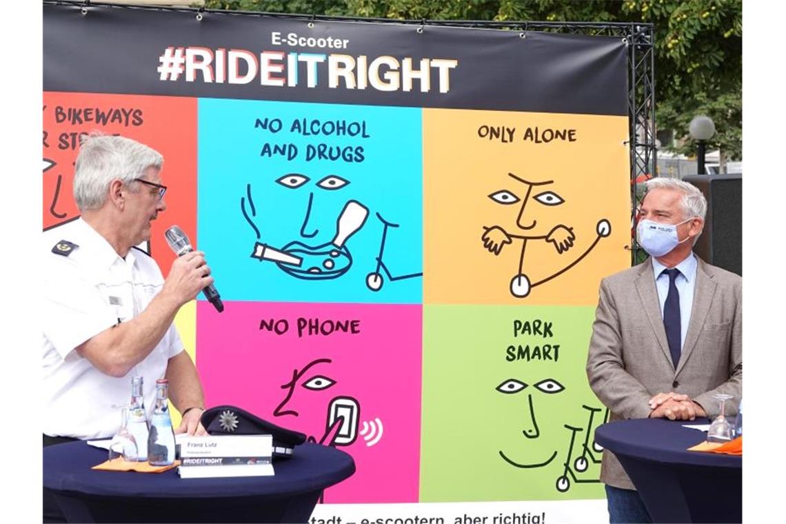 Nach Zulassung: 122 Unfälle mit E-Scootern im Südwesten Franz Lutz (l), Stuttgarter Polizeipräsident, und Thomas Strobl (CDU), Innenminister von Baden-Württemberg, präsentieren die Präventionskampagne „rideitright“ zum sicheren Umgang mit E-Scootern. Foto: Felix Schröder/dpa