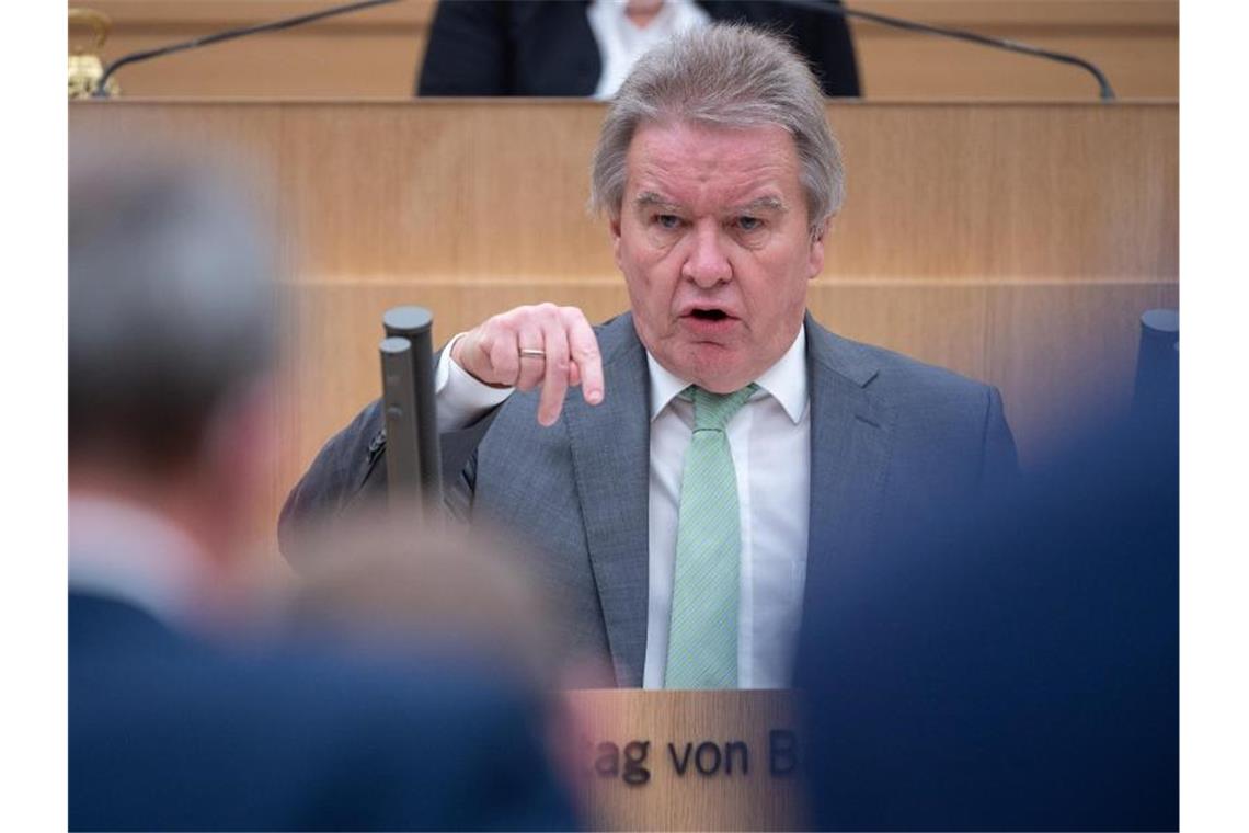 Franz Untersteller (Bündnis 90/Die Grünen), Minister für Umwelt, Klima und Energiewirtschaft von Baden-Württemberg, spricht während der 142. Sitzung des 16. Landtages von Baden-Württemberg. Foto: Sebastian Gollnow/dpa/Aktuell