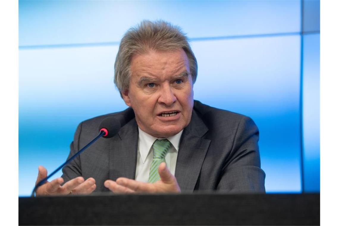 Franz Untersteller (Bündnis 90/Die Grünen) nimmt an einer Regierungs-Pressekonferenz teil. Foto: Marijan Murat/Archivbild