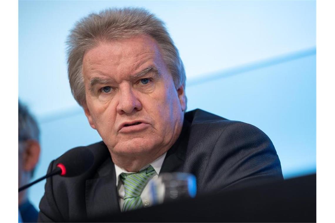 Franz Untersteller (Bündnis 90/Die Grünen), spricht während einer Pressekonferenz. Foto: Sebastian Gollnow/dpa/Archivbild