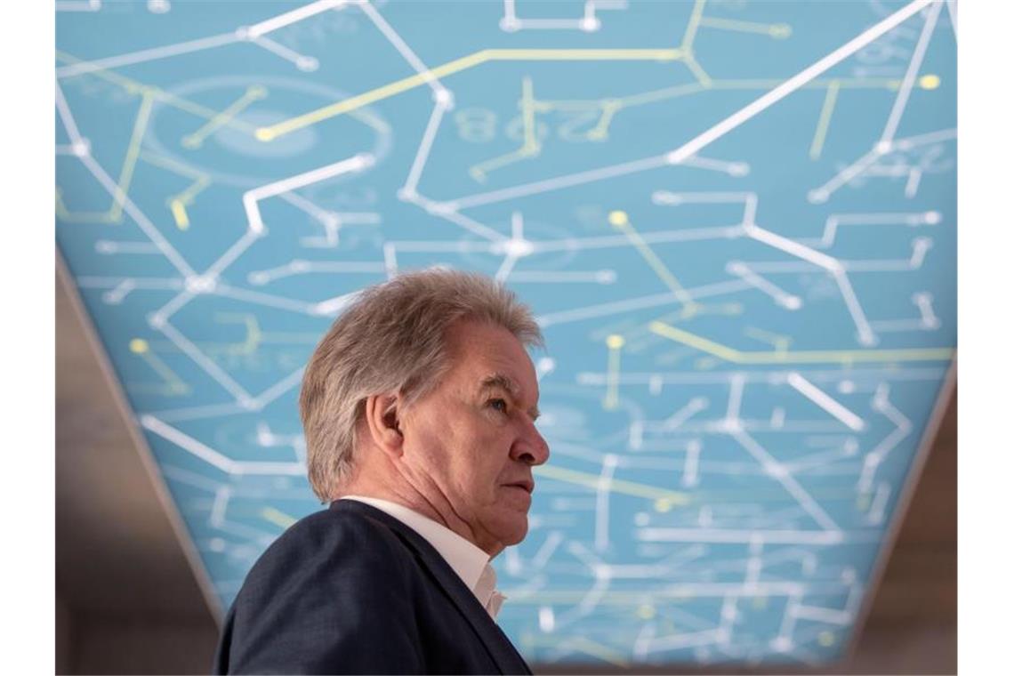 Umweltminister Untersteller: Energiepreise könnten steigen Franz Untersteller (Grüne), Umweltminister von Baden-Württemberg, steht vor einer Deckenprojektion. Foto: Marijan Murat/dpa/Archivbild