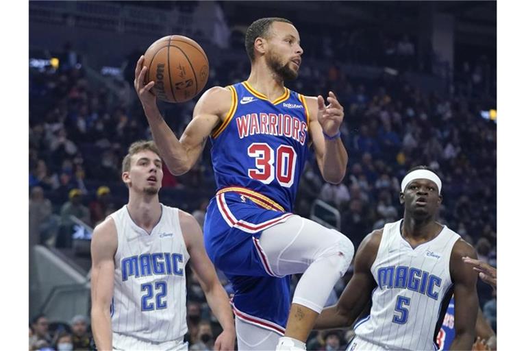 Franz Wagner (l) und Co. unterlagen deutlich bei den Golden State Warriors. Foto: Jeff Chiu/AP/dpa