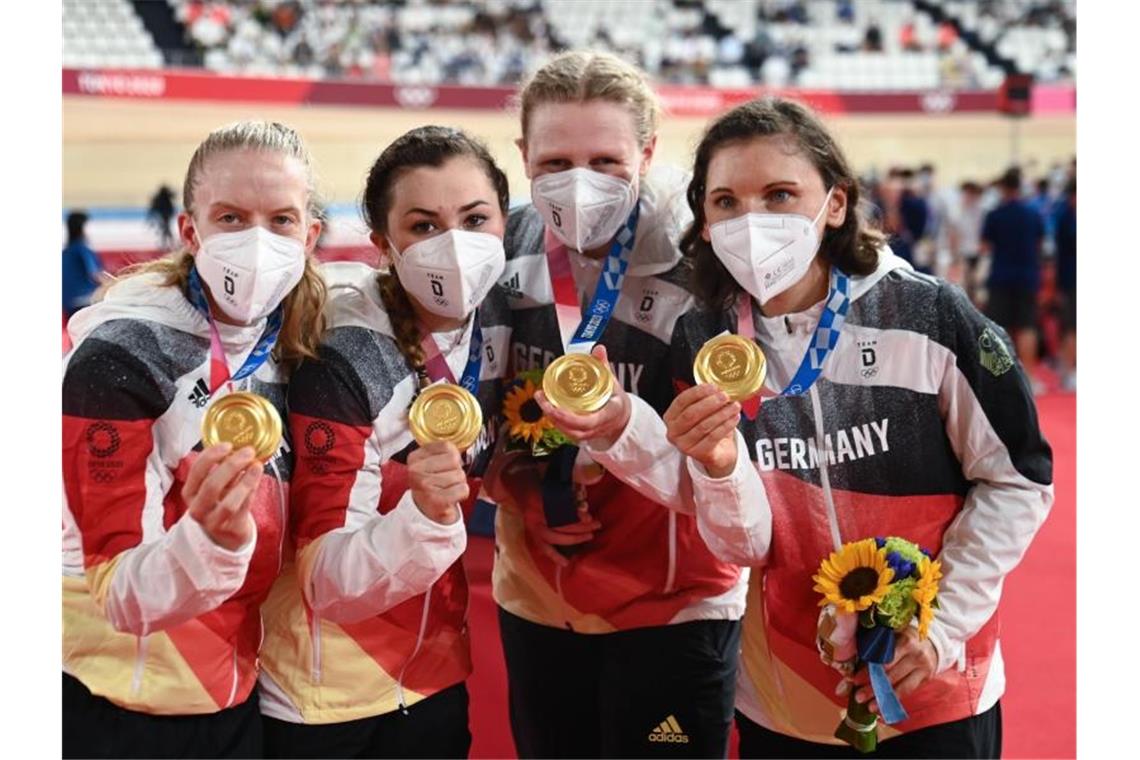 Gold und Weltrekord für Bahnrad-Vierer der Frauen Franziska Brauße, Lisa Klein, Mieke Kröger und Lisa Brennauer (l-r) feiern Gold und Weltrekord. Foto: Sebastian Gollnow/dpa