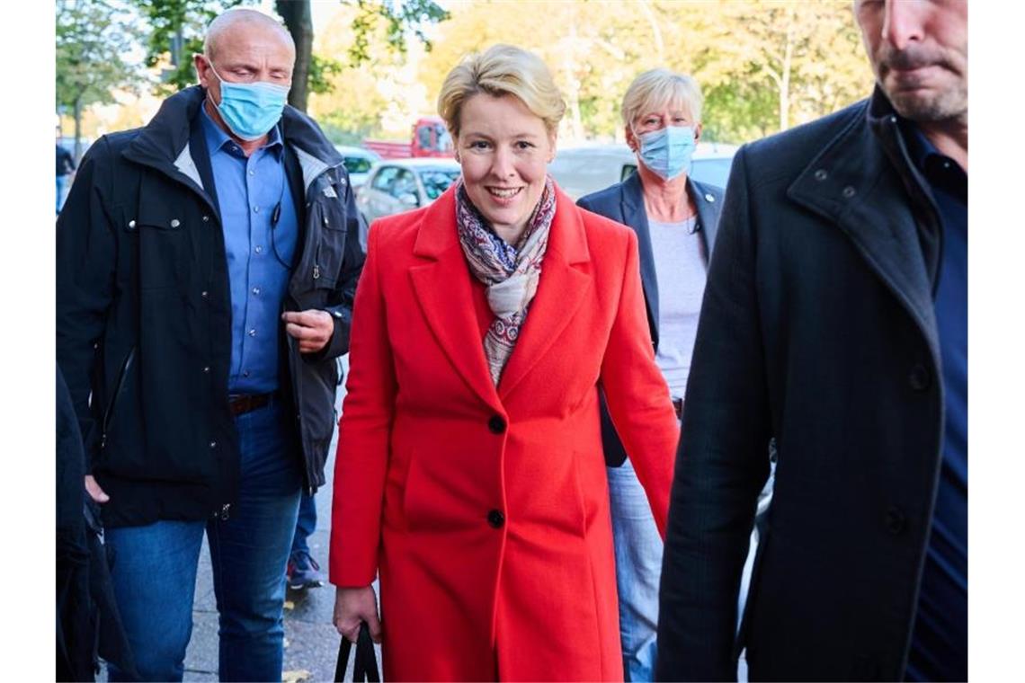 Franziska Giffey auf dem Weg in das Kurt-Schumacher-Haus, dem Sitz des Berliner SPD-Landesverbandes. Foto: Annette Riedl/dpa