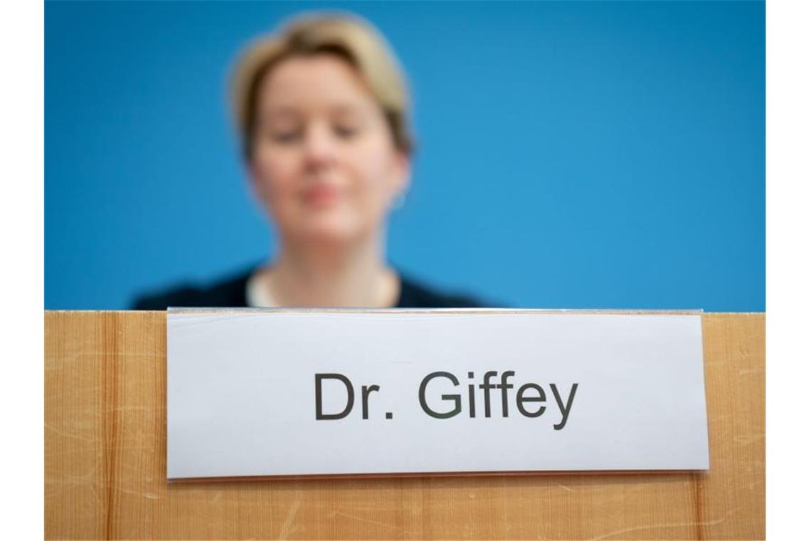 Familienministerin Giffey verzichtet auf Doktortitel Franziska Giffey ist Bundesministerin für Familie, Senioren, Frauen und Jugend. Foto: Kay Nietfeld/dpa-Pool/dpa