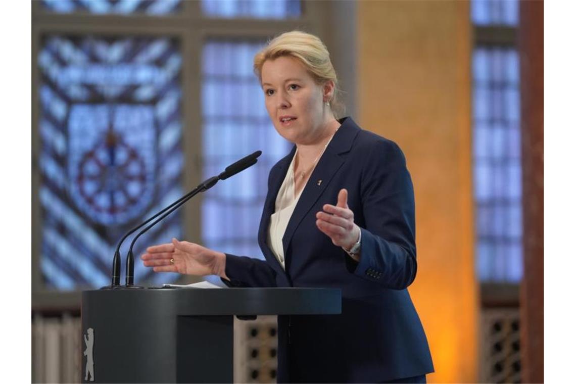 Franziska Giffey möchte die Quarantäne-Zeit noch nicht verkürzen. Foto: Jörg Carstensen/dpa