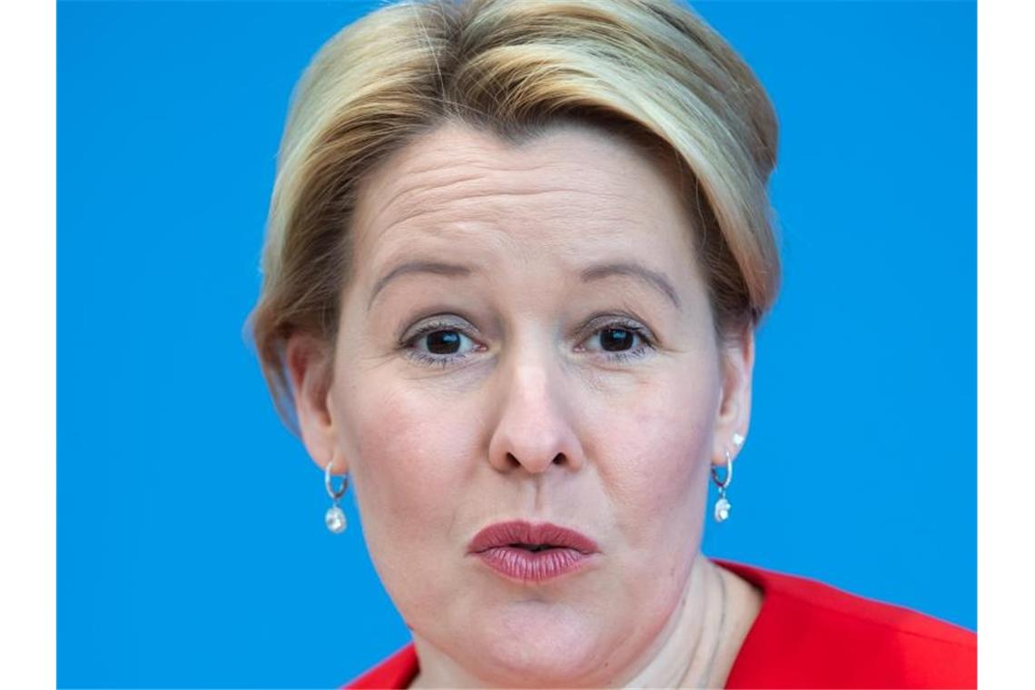 Corona: Bessere Konzepte für Kinderschutz gefordert Franziska Giffey (SPD), Bundesfamilienministerin, spricht im Bundestag. Foto: Bernd von Jutrczenka/dpa Pool/dpa