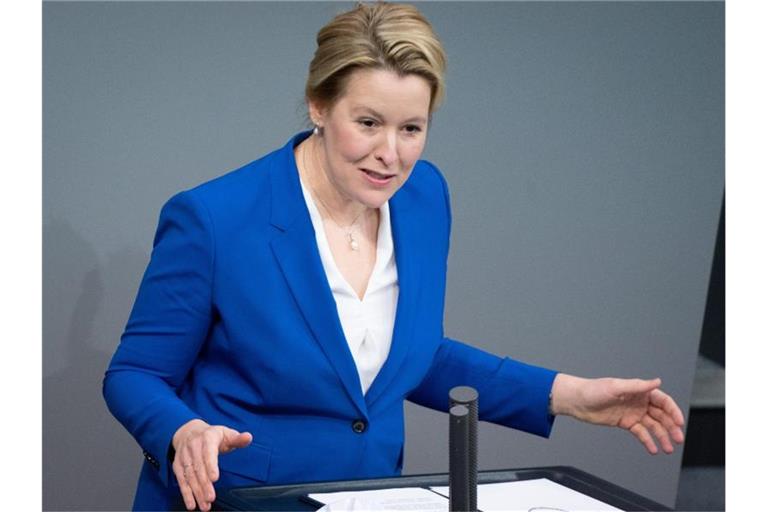Franziska Giffey (SPD), Bundesministerin für Familie, Senioren, Frauen und Jugend, spricht im Bundestag. Foto: Kay Nietfeld/dpa