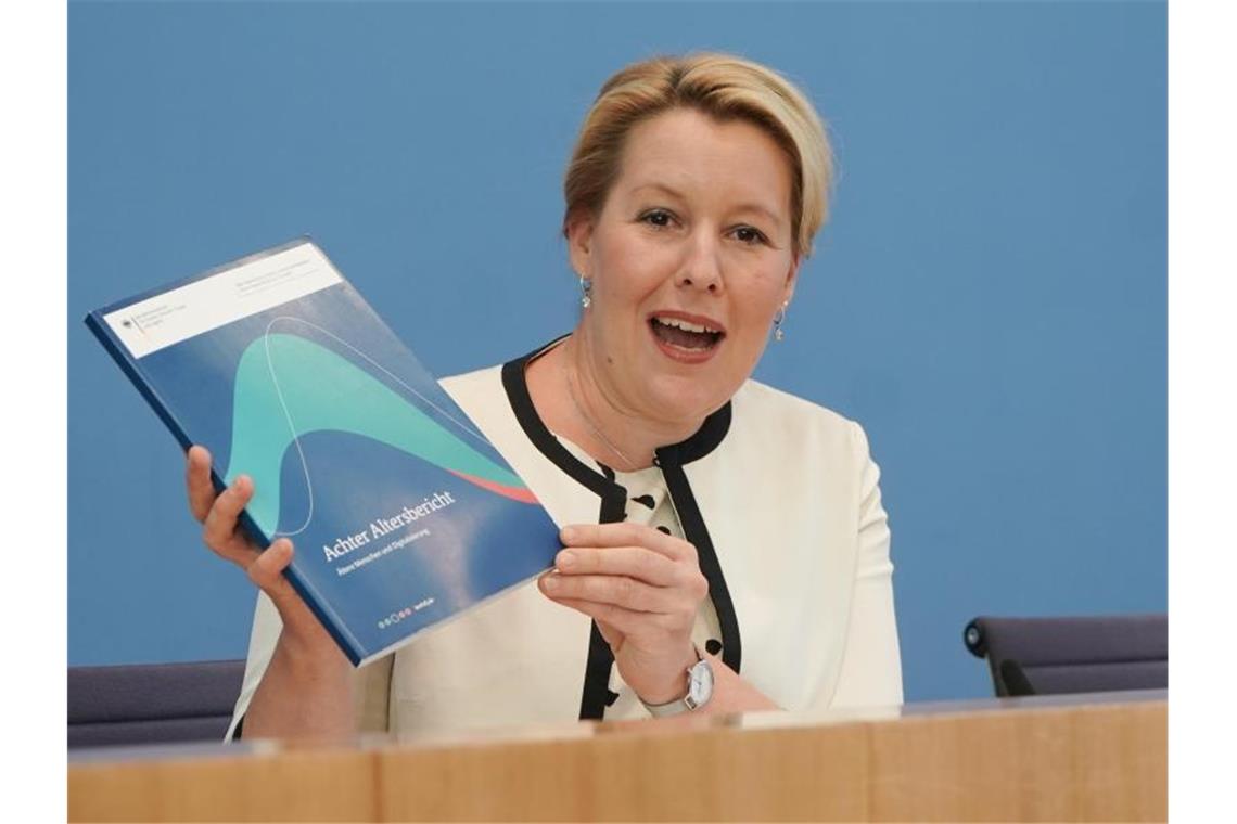 Franziska Giffey (SPD), Bundesministerin für Familie, Senioren, Frauen und Jugend, stellt während einer Pressekonferenz den Bericht „Ältere Menschen und Digitalisierung“ der Altersberichtskommission vor. Foto: Jrg Carstensen/dpa