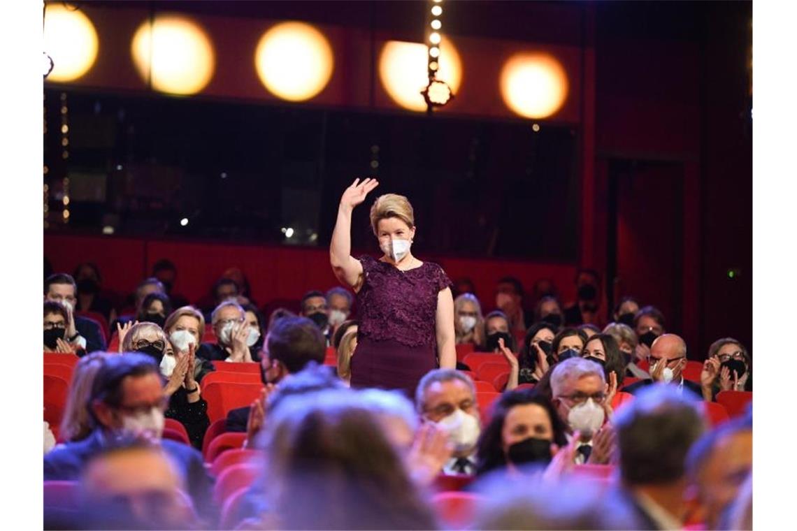 Berlinale beginnt mit einem großen Fragezeichen Franziska Giffey (SPD) wird bei der Eröffnungsveranstaltung der Berlinale begrüßt. Foto: Monika Skolimowska/dpa