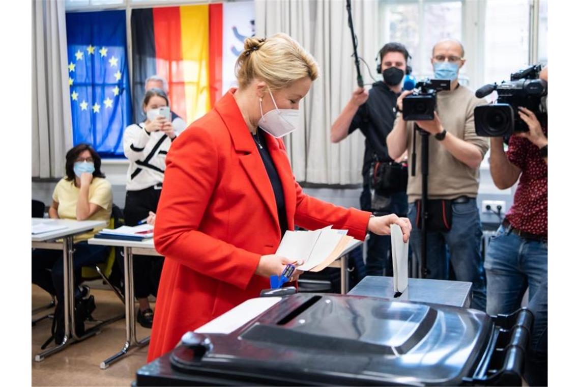 Franziska Giffey wählt in Berlin-Friedrichshain. Foto: Bernd von Jutrczenka/dpa