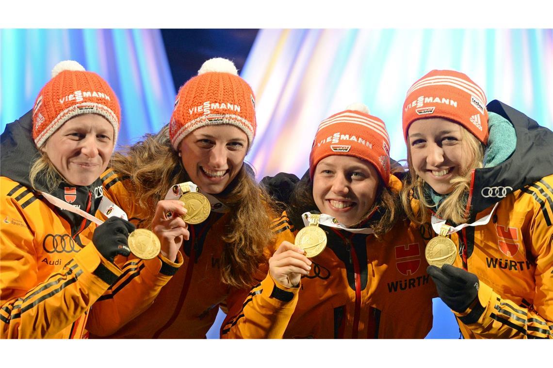 "Unfassbar wichtig": Deutsche Sehnsucht nach Staffel-Gold Franziska Hildebrand, Vanessa Hinz, Laura Dahlmeier und Franziska Preuß mit ihren Goldmedaillen 2015.