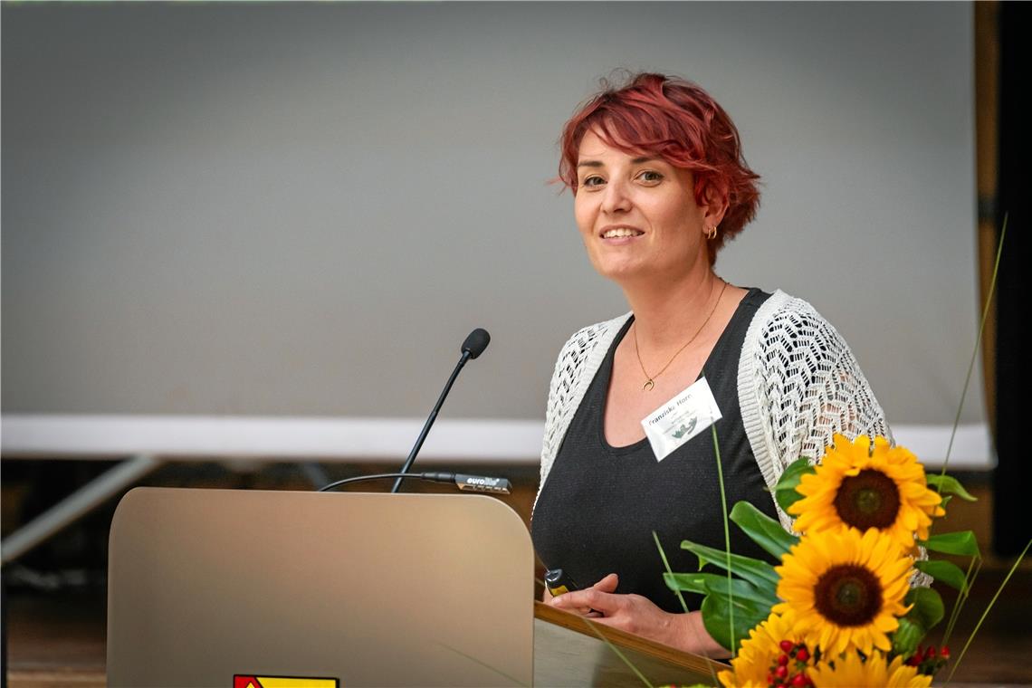 Oppenweiler: Zahlreiche Menschen ausgezeichnet Franziska Hornung vom Naturpark Schwäbisch-Fränkischer Wald berichtete vom Blühwiesenprojekt. Fotos: Alexander Becher