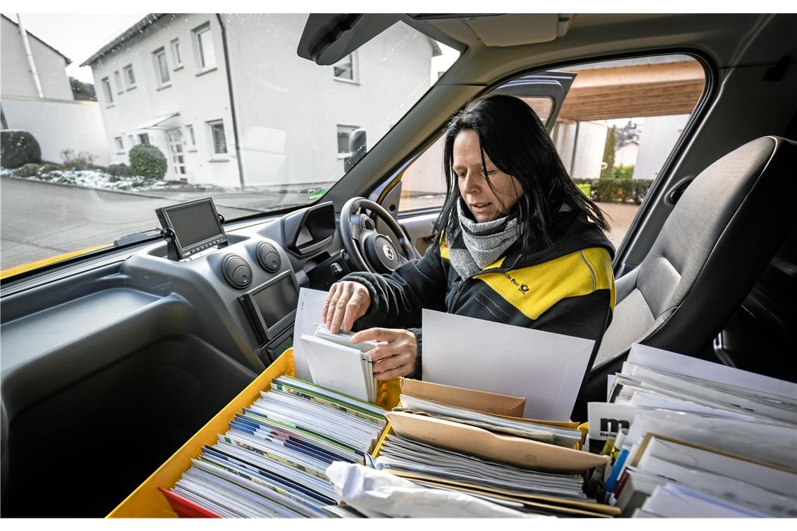 Postzustellerin ist im Raum Backnang mit dem Rechtslenker auf Tour Franziska Knackstedt ist eine sogenannte Verbundzustellerin: Sie stellt nämlich Briefe und auch Pakete zu. Foto: Alexander Becher