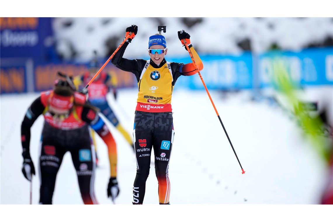 Biathletinnen Voigt und Preuß in Hochfilzen auf dem Podest Franziska Preuß behält ihr Gelbes Trikot.