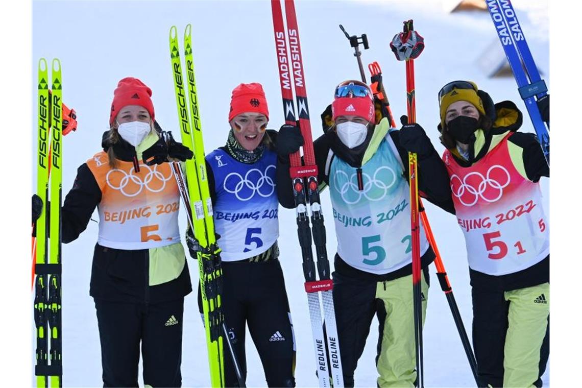 Biathletinnen befreien sich: Olympia-Bronze für die Staffel Franziska Preuß, Denise Herrmann, Vanessa Hinz und Vanessa Voigt (v.l) haben in Peking die Bronzemedaille gewonnen. Foto: Angelika Warmuth/dpa