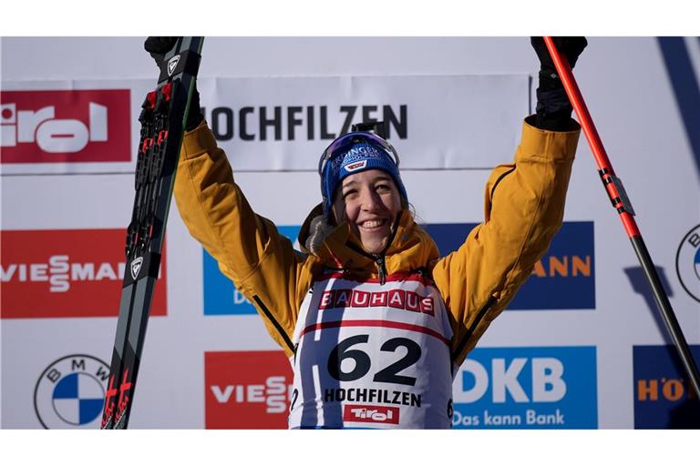 Franziska Preuß jubelt ganz oben auf dem Podest.