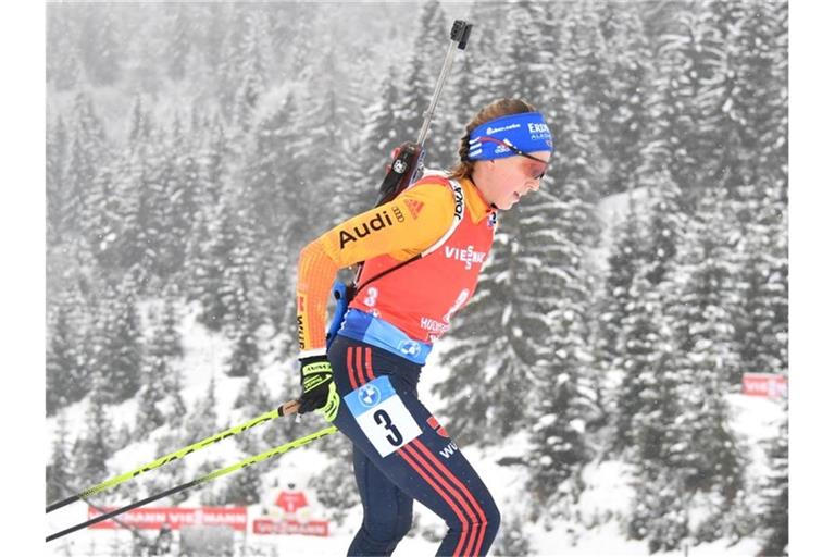Franziska Preuß kam bei der Verfolgung in Hochfilzen als Sechste ins Ziel. Foto: Barbara Gindl/APA/dpa