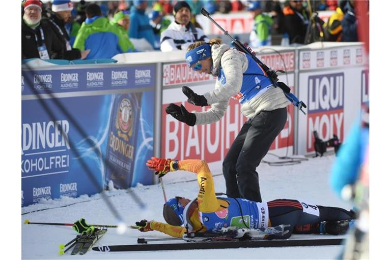Franziska Preuß (oben) klatscht mit dem im Ziel liegenden Erik Lesser ab. Foto: Hendrik Schmidt/dpa