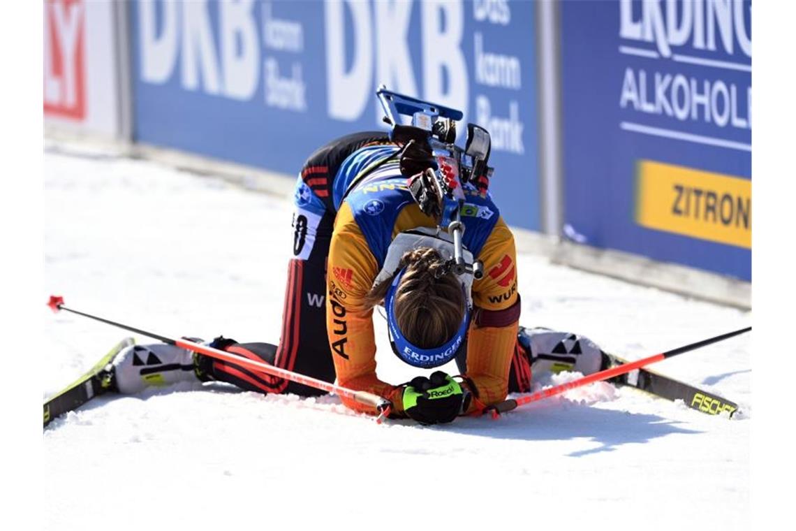 Franziska Preuß sinkt im Ziel auf die Knie: Sie belegte den sechsten Platz beim Massenstart. Foto: Sven Hoppe/dpa