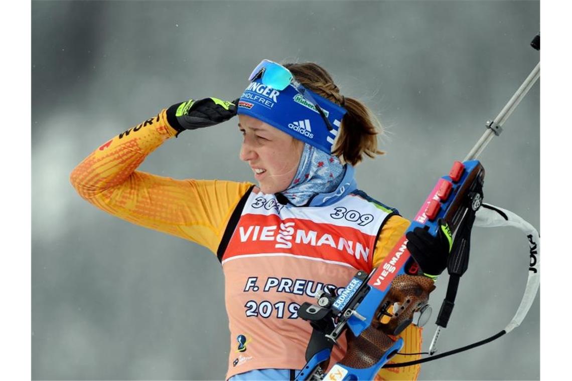 Franziska Preuß trainiert am Schießstand in Antholz. Sie ist beim Mixed Startläuferin. Foto: Hendrik Schmidt/dpa
