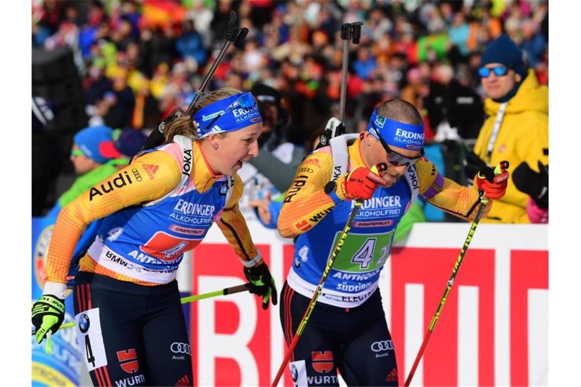 Preuß und Lesser holen Silber bei Biathlon-WM Franziska Preuß übergibt bei der Single-Mixed-Staffel an Erik Lesser. Foto: Hendrik Schmidt/dpa