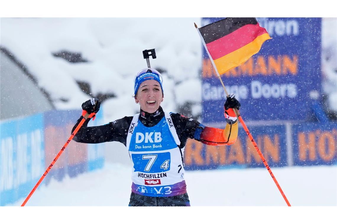 Biathletinnen begeistern: Staffel-Sieg und Gelbes Trikot Franziska Preuß überragte in Österreich.