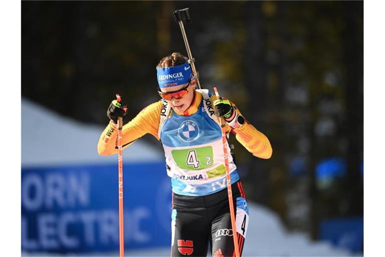 Franziska Preuß war im Single-Mixed-Rennen in Pokljuka mit Erik Lesser chancenlos im Kampf um eine Medaille. Foto: Sven Hoppe/dpa