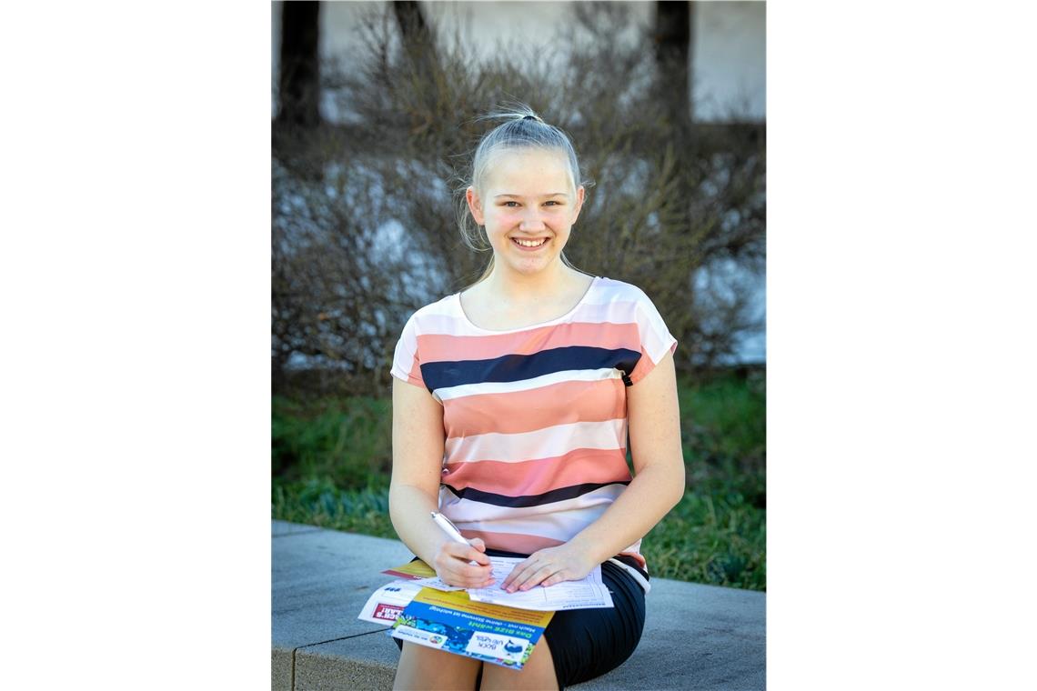 Franziska Siebert beim Ausfüllen der Wahlunterlagen. Foto: A. Becher