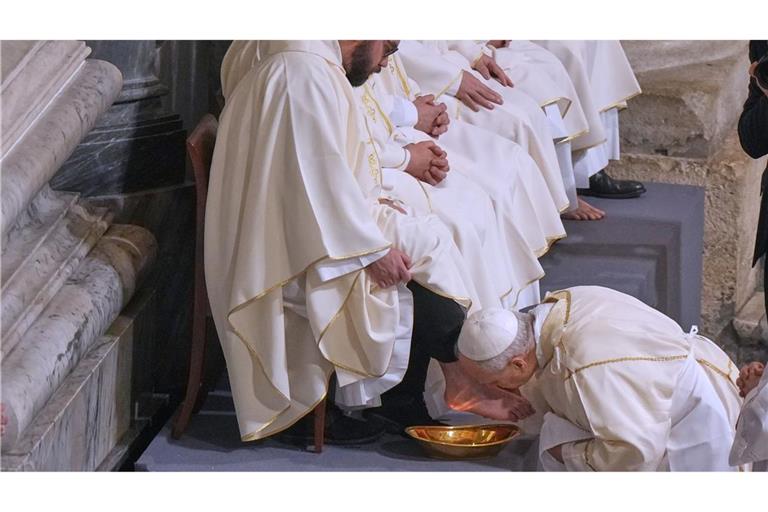 Franziskus hatte Häftlingen und auch Muslimen und Frauen die Füße gewaschen - Leo legt wieder mehr Wert auf Tradition.